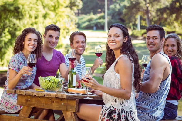 Des amis heureux dans le parc déjeunent — Photo