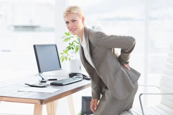 Traurige Geschäftsfrau mit Rückenschmerzen — Stockfoto