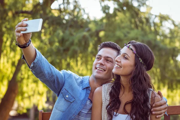 Bonito casal tirando uma selfie — Fotografia de Stock
