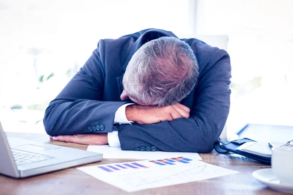 Affärsman vila huvudet på skrivbord — Stockfoto