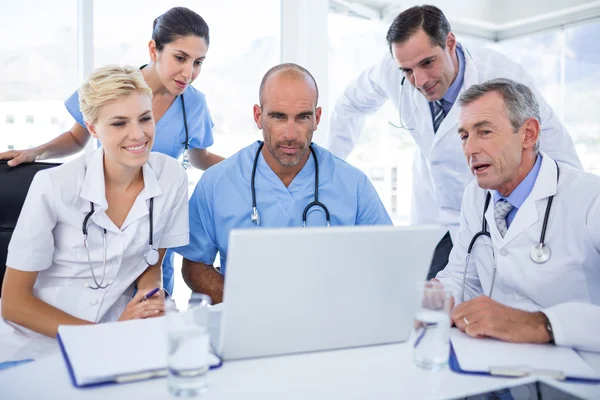 Equipes de médicos que trabalham no computador portátil — Fotografia de Stock