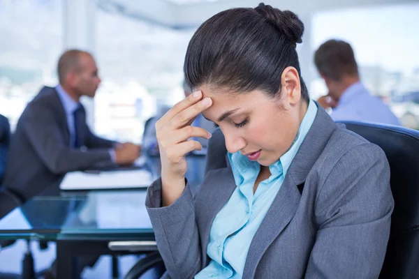 Mujer de negocios molesto y equipo — Foto de Stock