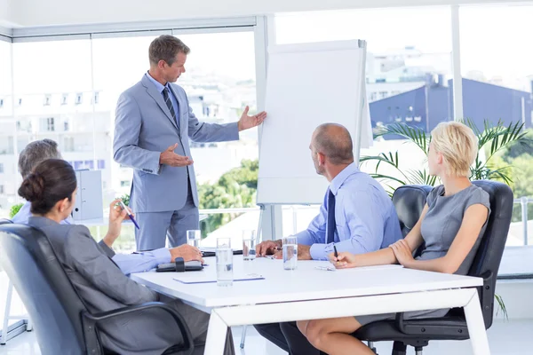 Geschäftsleute hören bei Besprechung zu — Stockfoto