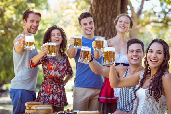 Amigos brindando en el parque — Foto de Stock