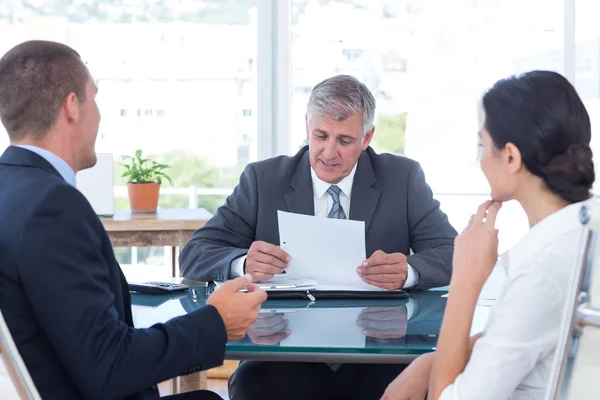 Les gens d'affaires en discussion dans un bureau — Photo