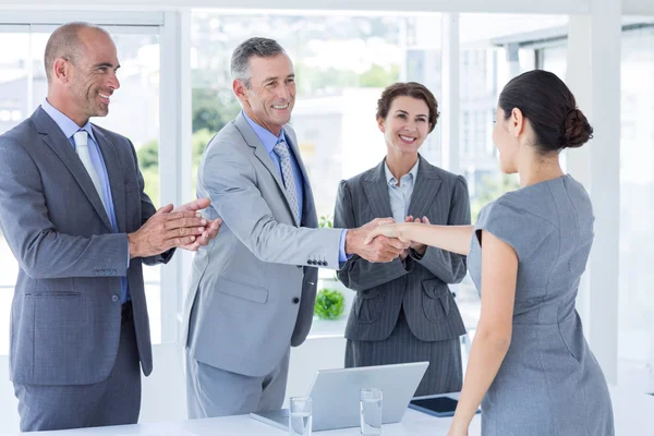 Panel de entrevistas estrechando la mano con el solicitante — Foto de Stock