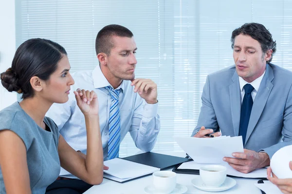 Gruppo di lavoro concentrato che lavora insieme — Foto Stock