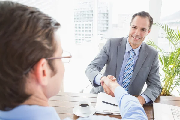 Affärsman som skakar hand med en co-arbetare — Stockfoto