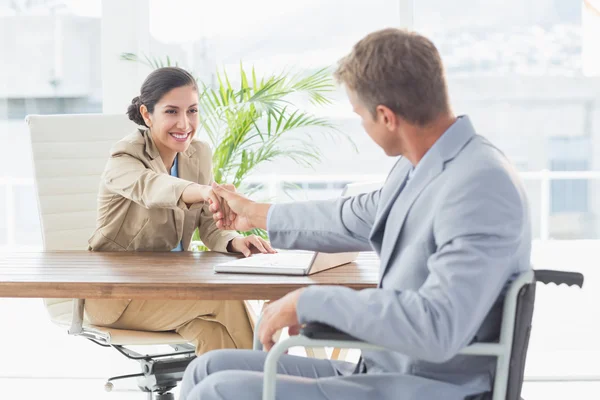 Empresaria estrechando la mano con colega discapacitado — Foto de Stock