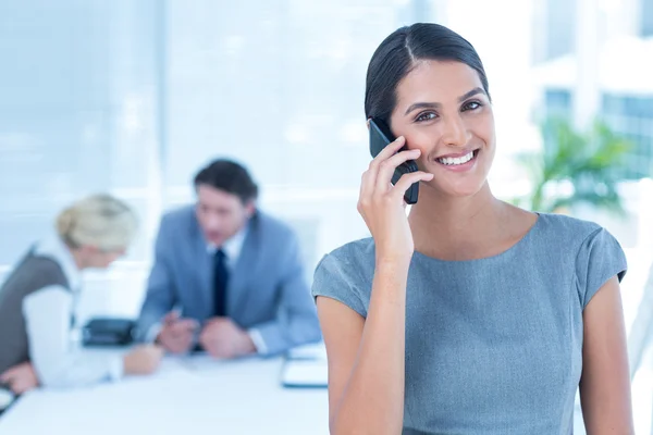 Leende affärskvinna med ett telefonsamtal — Stockfoto