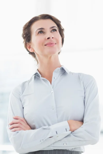 Premurosa donna d'affari che guarda altrove — Foto Stock