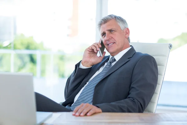 Uomo d'affari che fa una telefonata — Foto Stock