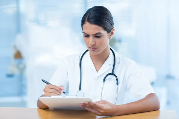 Médico segurando prancheta com arquivo — Fotografia de Stock