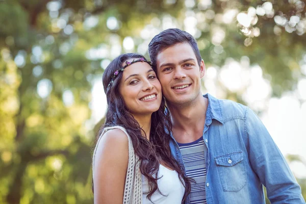 Cute couple smiling in the park — Stock Photo, Image