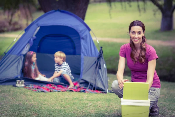 Mãe e crianças acampar no parque — Fotografia de Stock