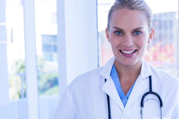 Sonriente médico femenino mirando a la cámara — Foto de Stock