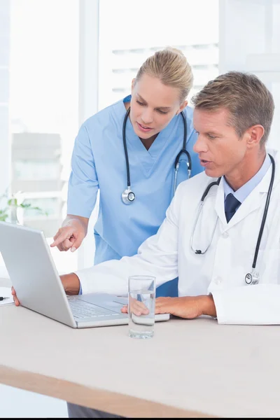 Doctor and nurse working with computer — Stock Photo, Image