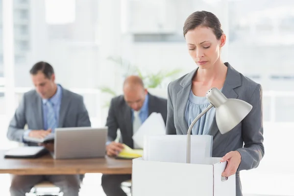 Empresaria dejando el cargo después de ser despedida — Foto de Stock