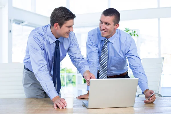 Homens de negócios usando laptop — Fotografia de Stock