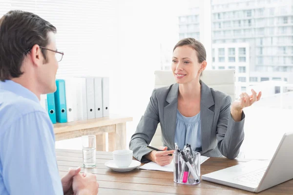 Geschäftspartner arbeiten zusammen — Stockfoto