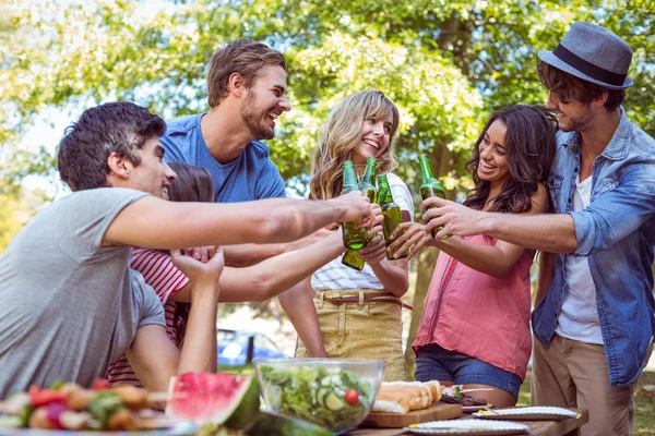 Des amis heureux dans le parc déjeunent — Photo