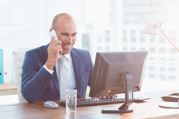 Uomo d'affari sorridente al telefono — Foto Stock