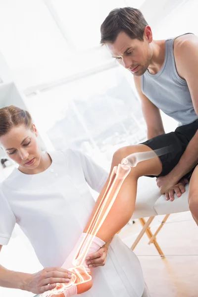 Podświetlony kolana ranny człowiek w fizjoterapeuty — Zdjęcie stockowe