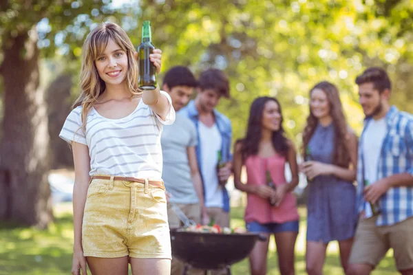 Happy friends in the park having barbecue — Stock Photo, Image