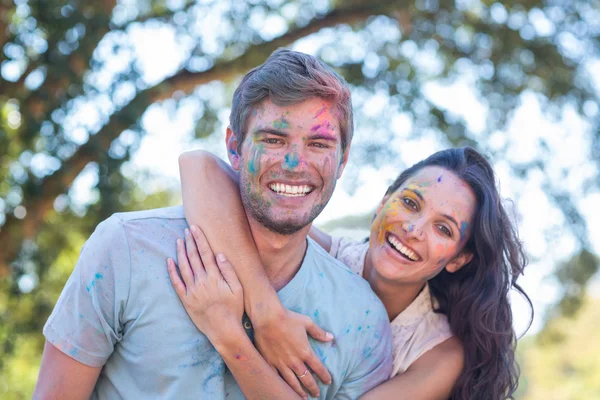 幸せな友人は、粉体塗料で覆われています。 — ストック写真