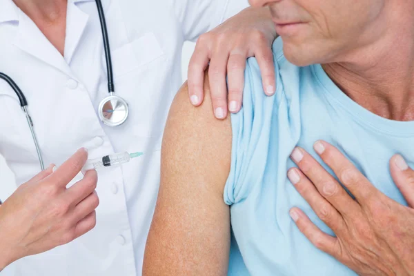 Médico haciendo una inyección a su paciente —  Fotos de Stock