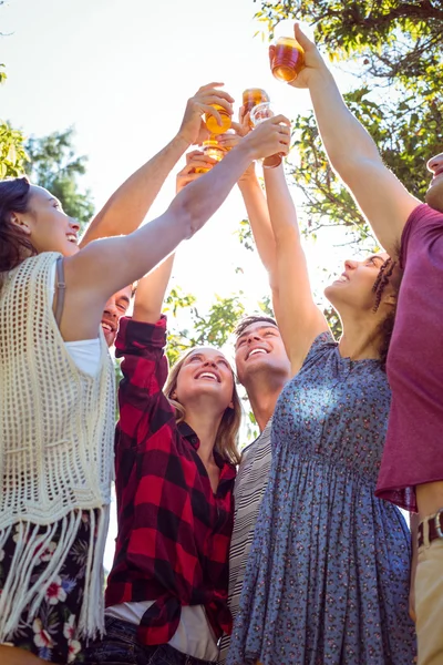 Happy vrienden in het park hebben bieren — Stockfoto