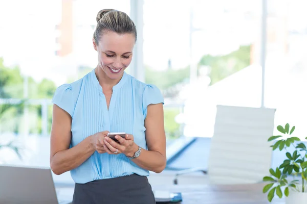 Mulher de negócios sorrindo usando seu smartphone — Fotografia de Stock