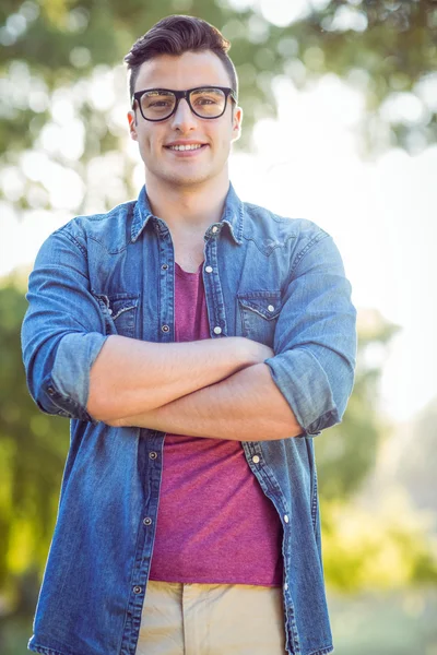 Schöner Hipster, der in die Kamera lächelt — Stockfoto