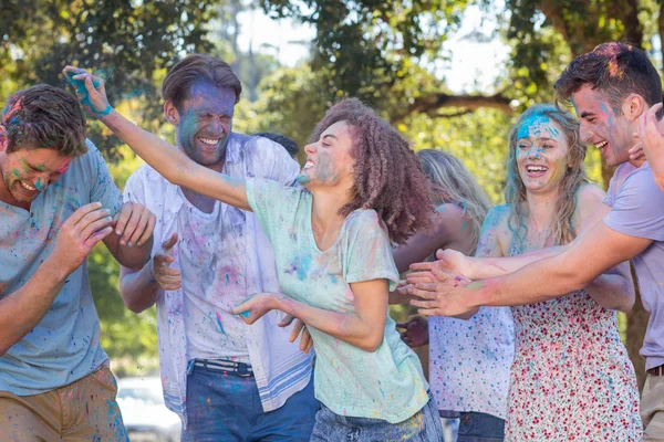 Freunde werfen mit Pulverfarbe — Stockfoto