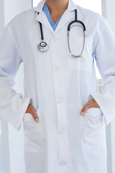 Femme médecin debout avec les mains dans la poche — Photo