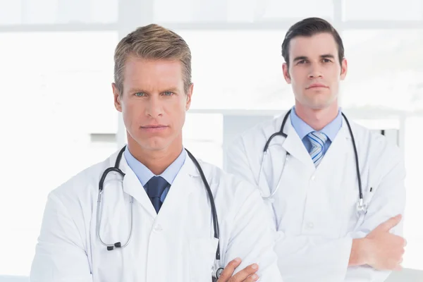 Kijkende artsen met gekruiste armen — Stockfoto