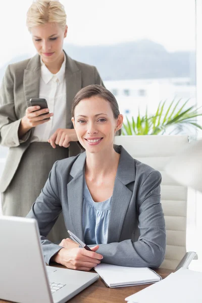 Empresarias trabajando juntas — Foto de Stock