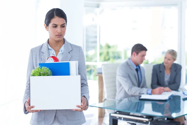 Empresaria llevando sus pertenencias en caja —  Fotos de Stock