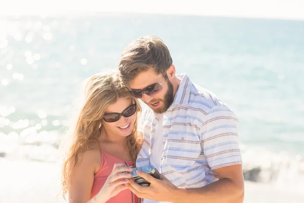 Lyckliga paret tittar på sin kamera — Stockfoto