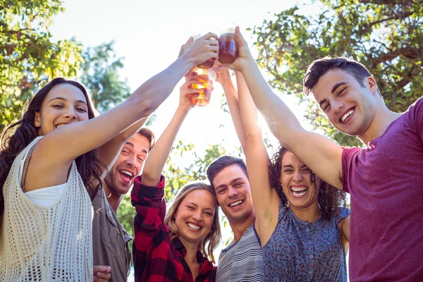 Glückliche Freunde im Park beim Bier — Stockfoto
