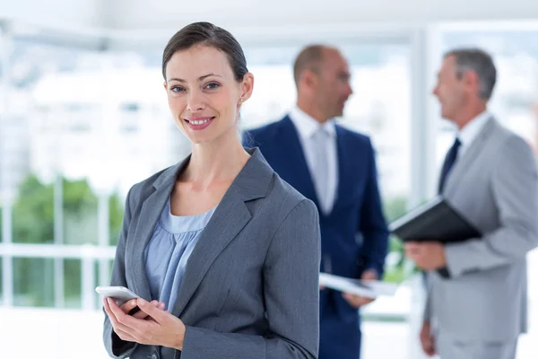 Femme d'affaires utilisant son téléphone — Photo