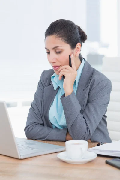 Concentrating businesswoman using her computer — Stockfoto