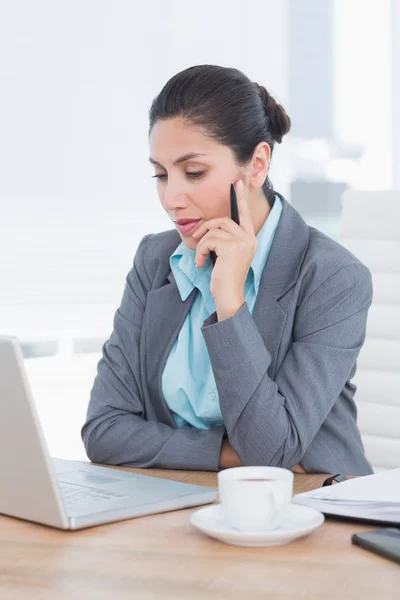 Konzentrierende Geschäftsfrau mit ihrem Computer — Stockfoto