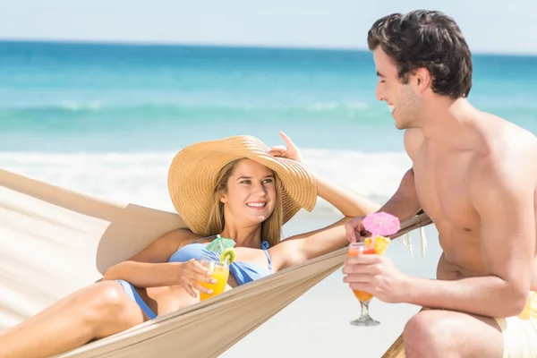 Casal feliz segurando cocktail — Fotografia de Stock