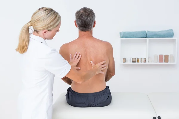 Médico examinando a su paciente — Foto de Stock