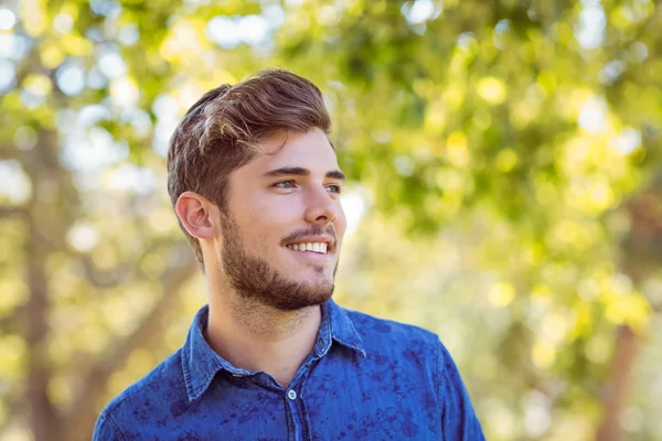 Schöner Hipster, der in die Ferne blickt — Stockfoto