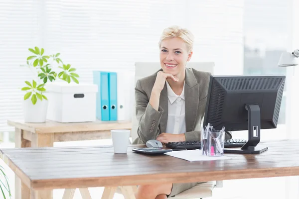 Mujer de negocios sonriente mirando a la cámara — Foto de Stock