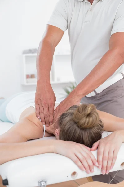 Fisioterapeuta fazendo massagem no braço de seu paciente — Fotografia de Stock