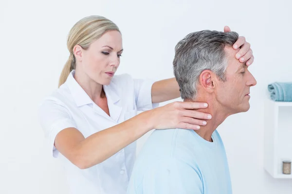 Médico fazendo ajuste no pescoço — Fotografia de Stock