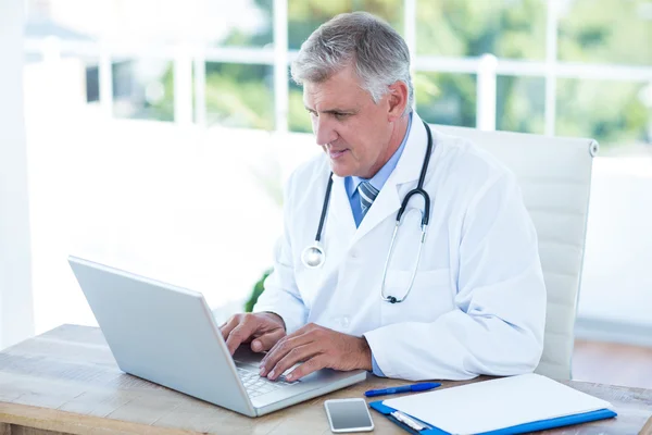 Medico serio che lavora su laptop — Foto Stock